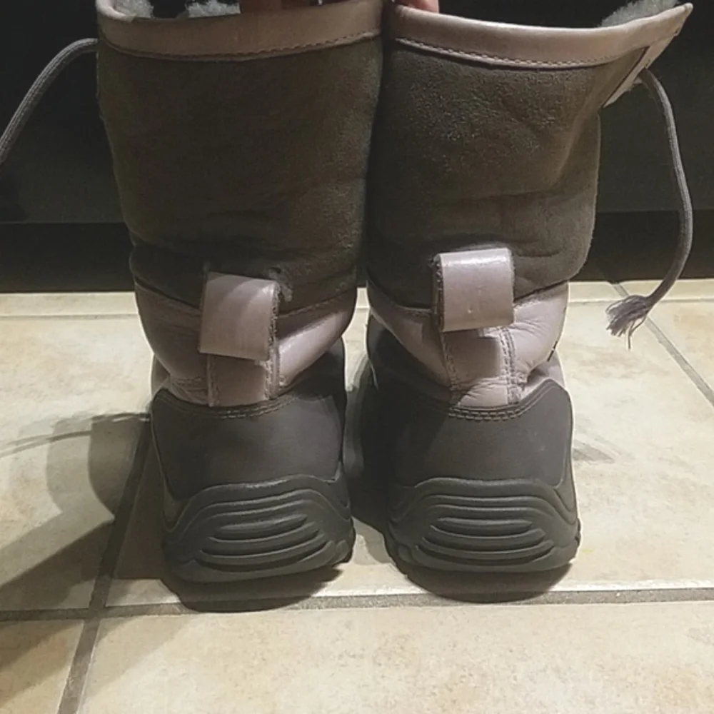 UGG Adirondack II waterproof leather sheepskin boots sz 6